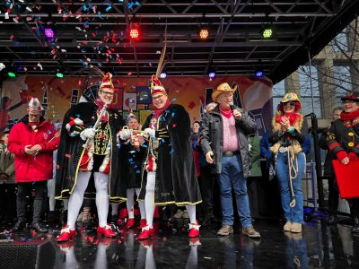 Menschen auf einer Bühne