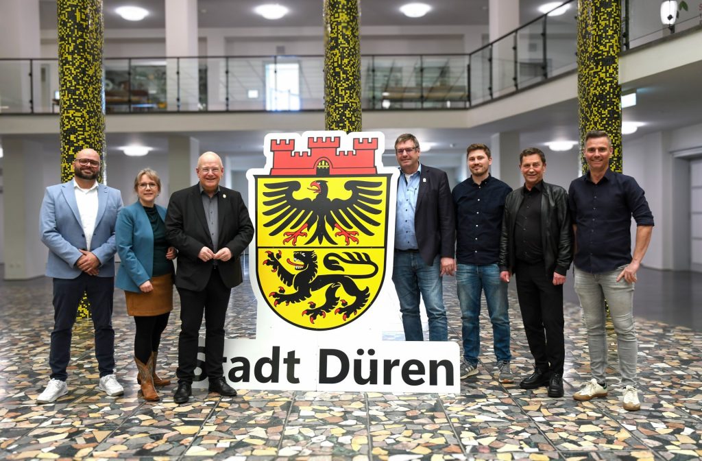 Gruppenfoto im Rathausfoyer.