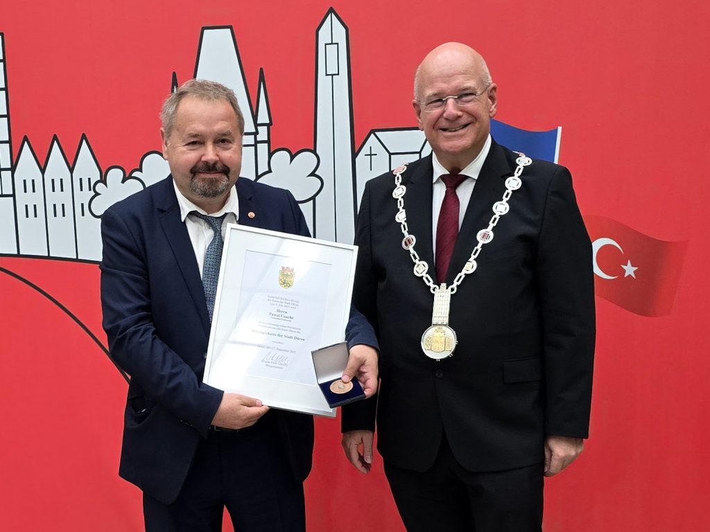 Das Foto zeigt Pascal Cauche gemeinsam mit Bürgermeister Frank Peter Ullrich bei der Verleihung der Ehrenplakette der Stadt Düren am 21.09.2025 im Dürener Rathaus.