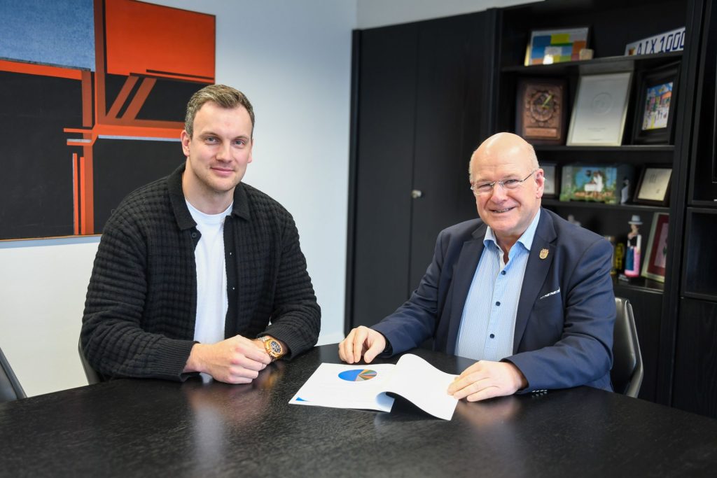 Das Foto zeigt den Datenschutzbeauftragten der Stadt Düren, Alexander Monath und Bürgermeister Frank Peter Ullrich bei der Übergabe des Tätigkeitsberichtes für das Jahr 2025.