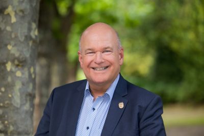 Mann steht in der Natur