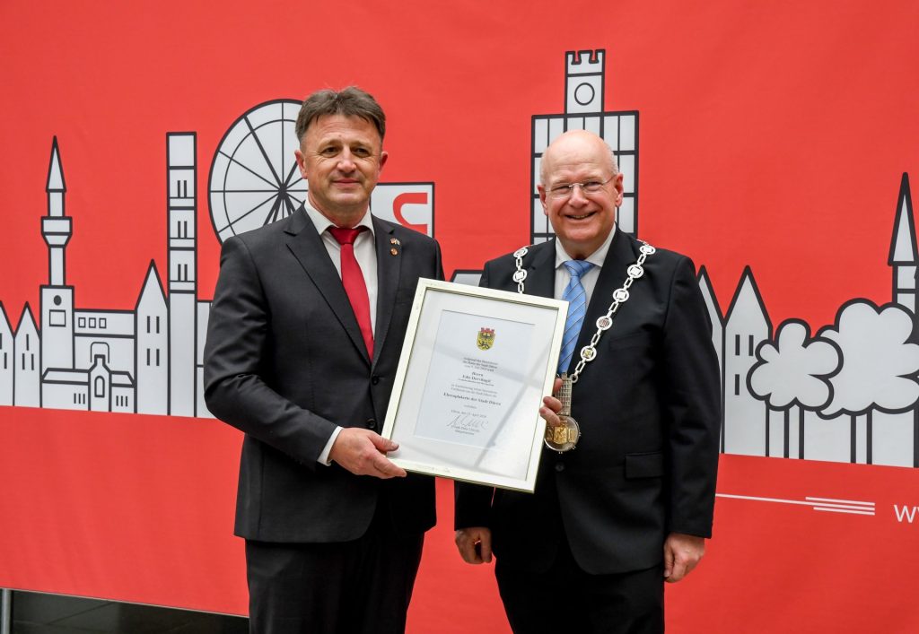 Übergabe der Urkunde