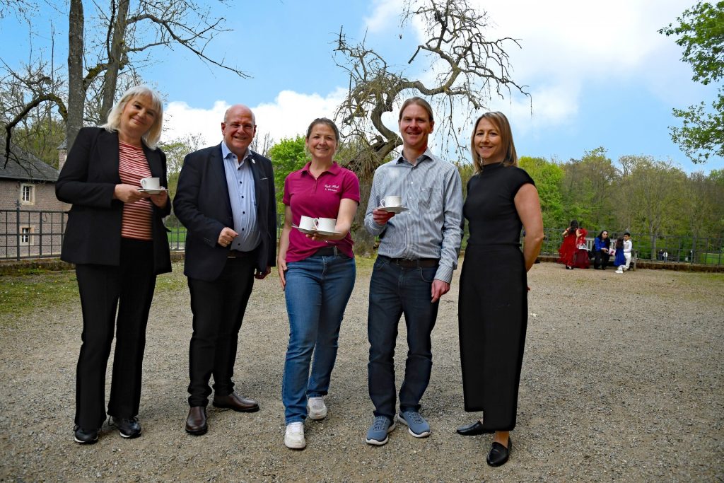 Gruppenfoto mit den Beteiligten, Im Hintergrund ist der Burgauer Weiher zu sehen.