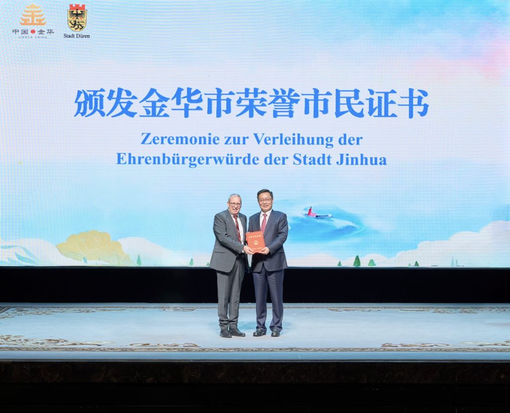 Zwei Männer stehen auf einer Bühne