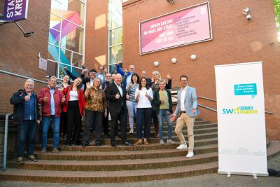Gruppenfoto vor dem Eingang Haus der Stadt