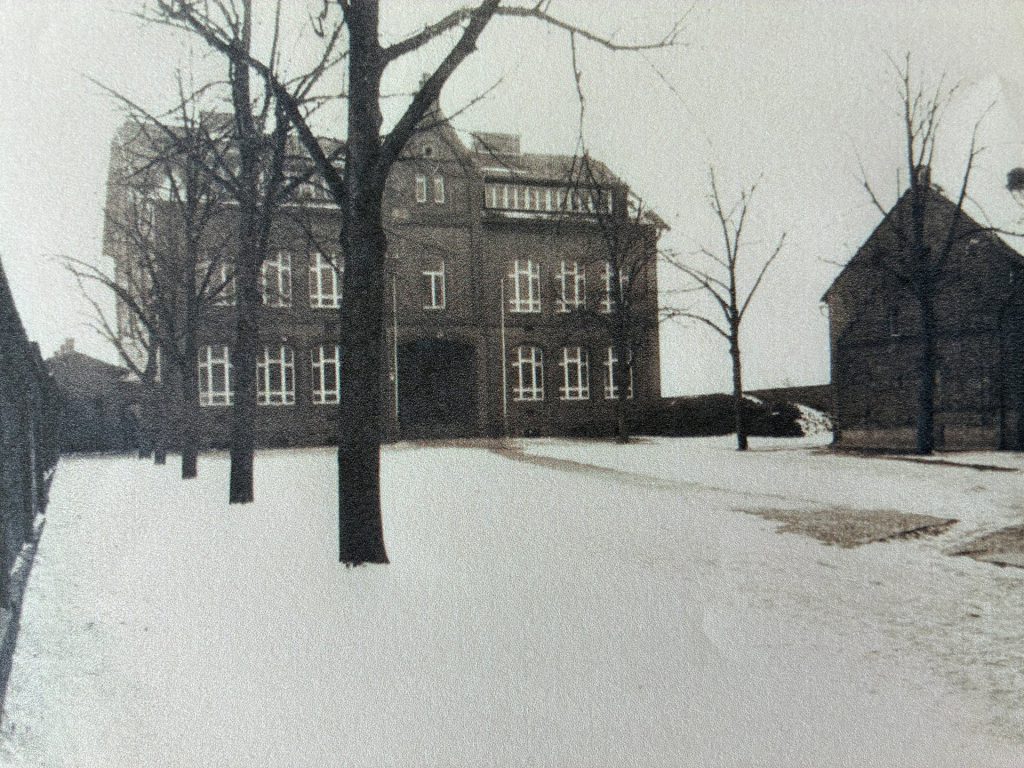 Schulgebäude Nikolaus-Schule im Jahr 1901