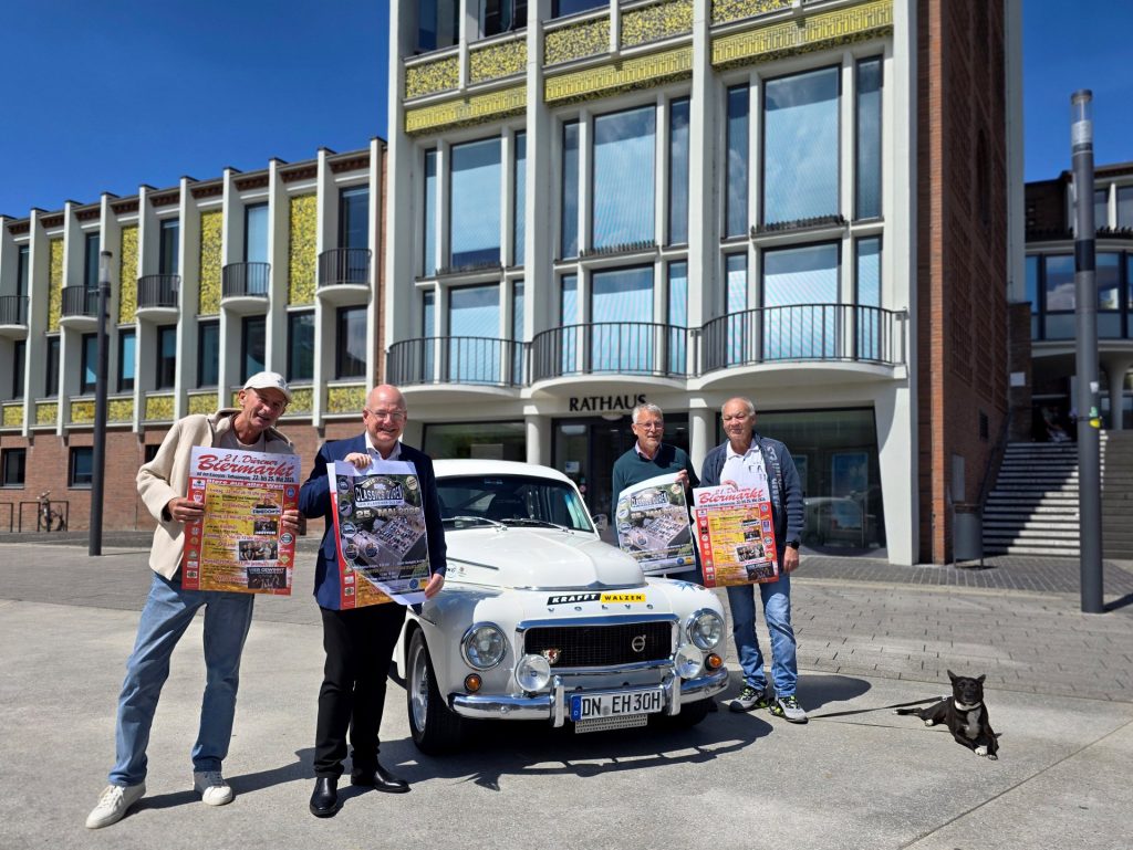 Gruppenbild mit Menschen und Oldtimer