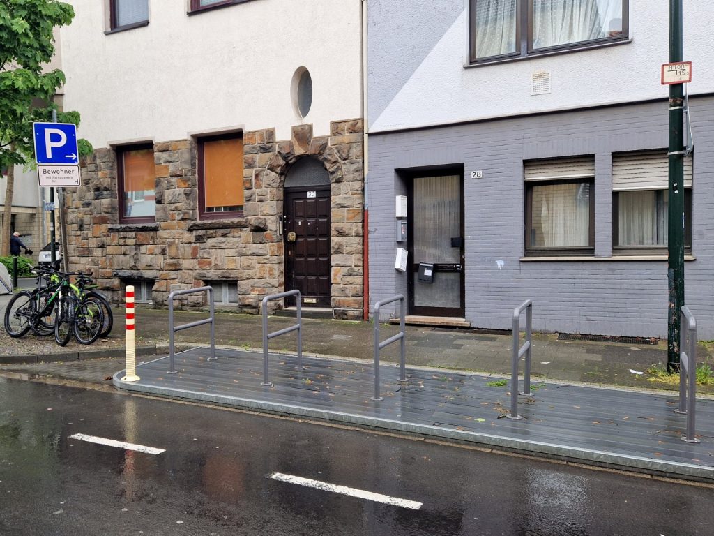 Fahrradplattform am Straßenrand