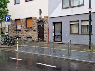 Fahrradplattform am Straßenrand