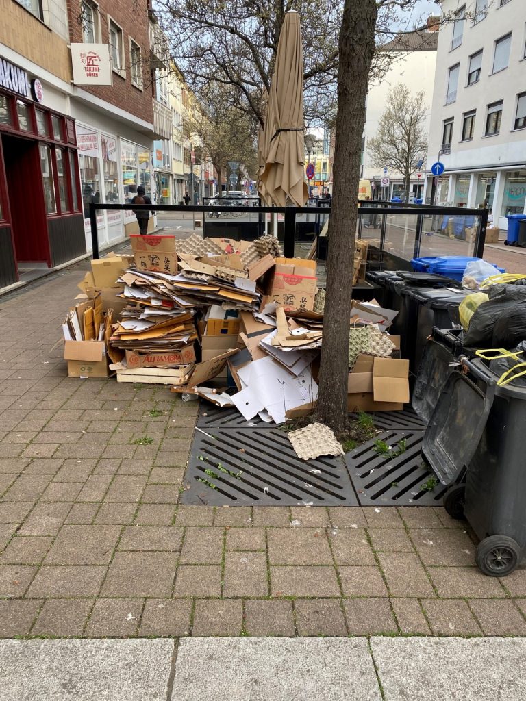 Papierkartons am Straßenrand