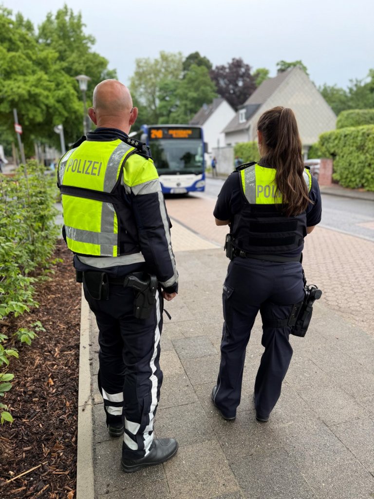 Zwei Polizisten stehen am Straßenrand