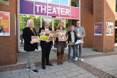 Grupenfoto vor dem Eingang zum Theater im Haus der Stadt. Präsentiert wird die Zeitung zum SommerHaus der Stadt 2026.