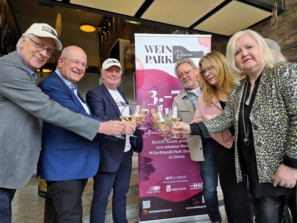 Gruppenbild mit Menschen, die ein Weinglas in der Hand halten