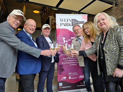 Gruppenbild mit Menschen, die ein Weinglas in der Hand halten
