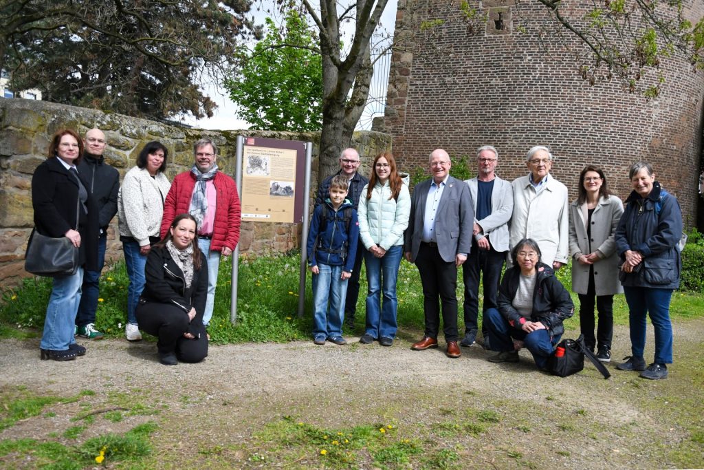 Gruppenfoto vor der Hinweistafel am Spießenturm