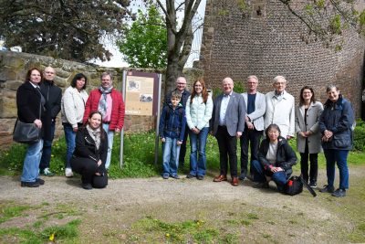 Gruppenfoto vor der Hinweistafel am Spießenturm