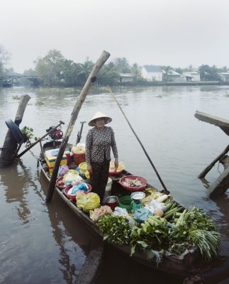 Frau auf einem Boot