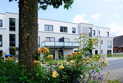 Das Foto zeigt twei Mehrfamilienhäuser in Lendersdorf Am Wehr