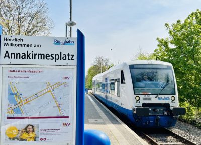 Zu sehen ist die Rurtalbahn. Links die Anzeigetafel