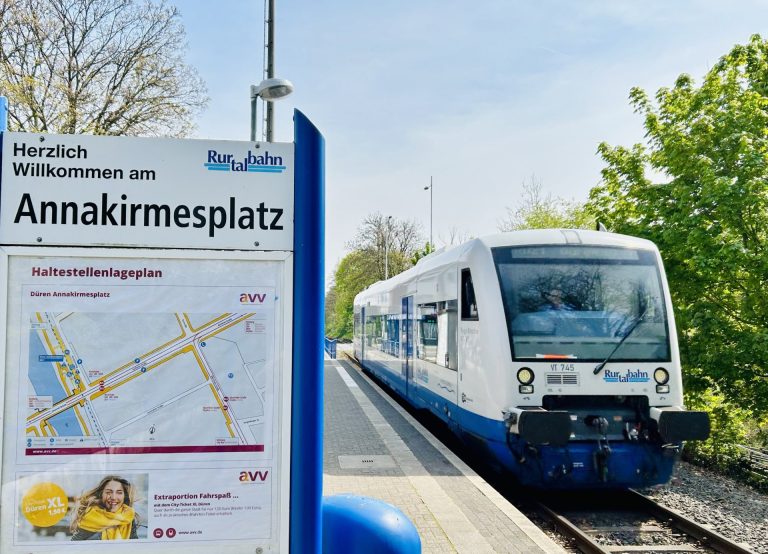Zu sehen ist die Rurtalbahn. Links die Anzeigetafel