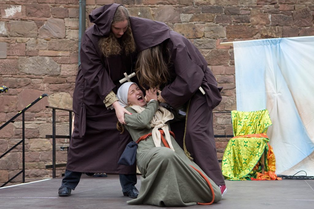 Zwei Menschen auf einer Theaterbühne