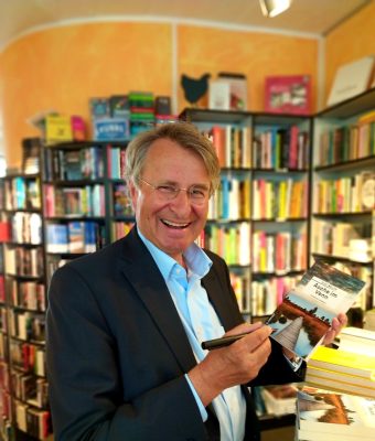 Mann mit einem Buch in der Hand