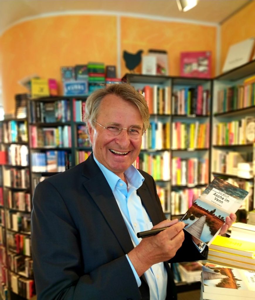 Mann mit einem Buch in der Hand