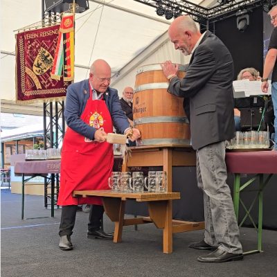 Fassanstich durch Bürgermeister Frank Peter Ullrich