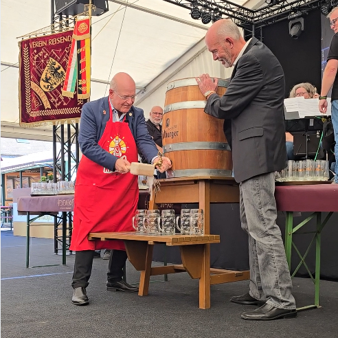 Fassanstich durch Bürgermeister Frank Peter Ullrich