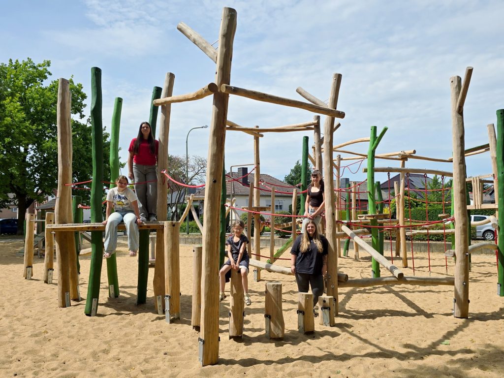 Gruppenfoto mit den Spielplatzpatinnen auf dem Spielplatz.