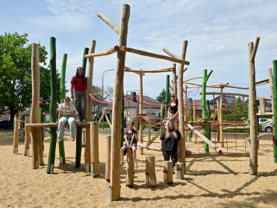 Gruppenfoto mit den Spielplatzpatinnen auf dem Spielplatz.