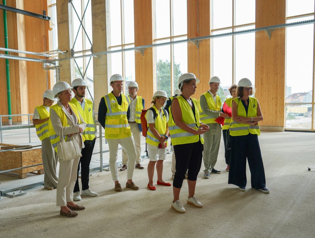 Das Foto zeigt die Ministerin auf der Baustelle im Gespräch.