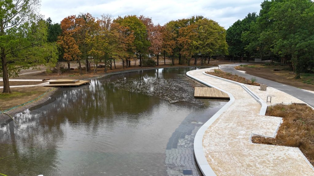 Das Foto zeigt den Teich im Horzbendenpark während der Neubefüllung.