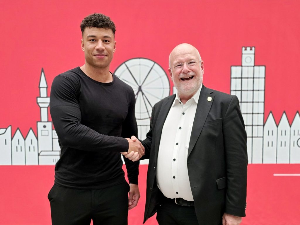 Zwei Männer geben sich die Hand