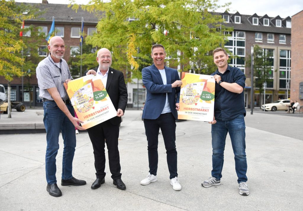 Gruppenfotos, Jeweils 2 Personen präsentieren das Veranstaltungsplakat.