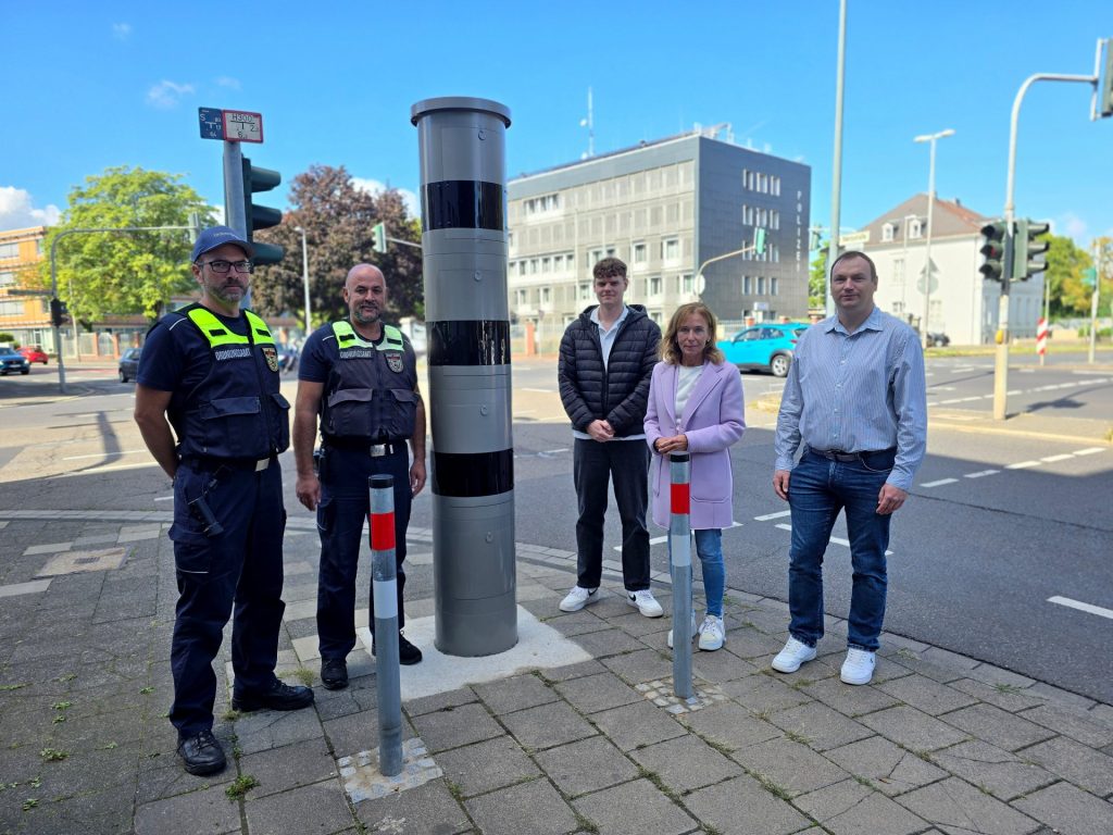Gruppenbild mit Menschen an einer Straßenkreuzung