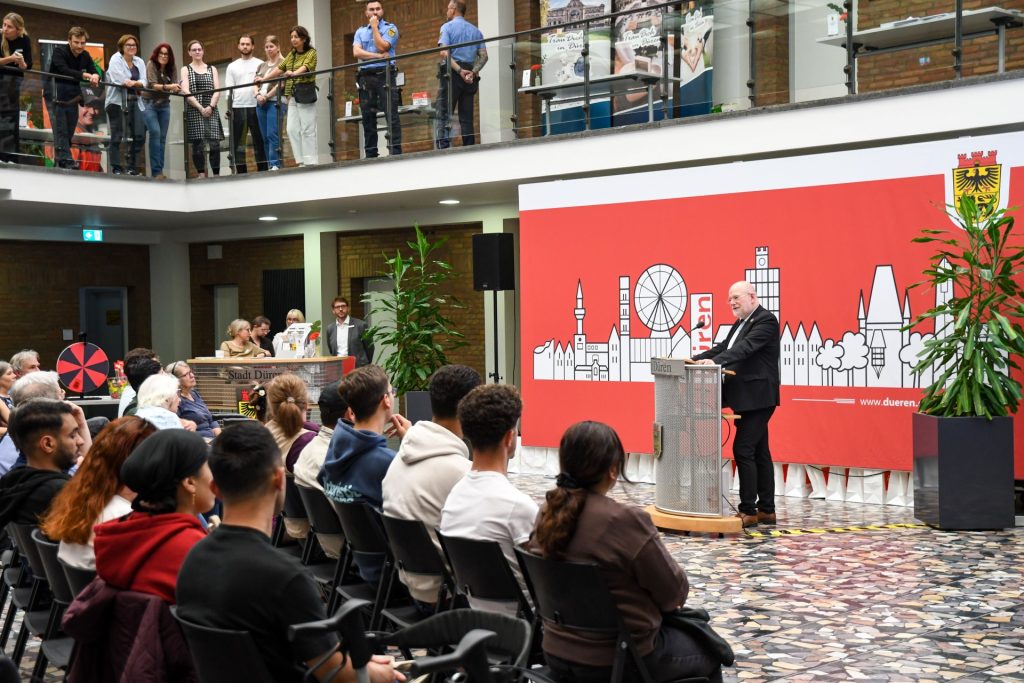 Bürgermeister Frank Peter Ullrich bei seiner Begrüßungsansprache im Rathausfoyer.